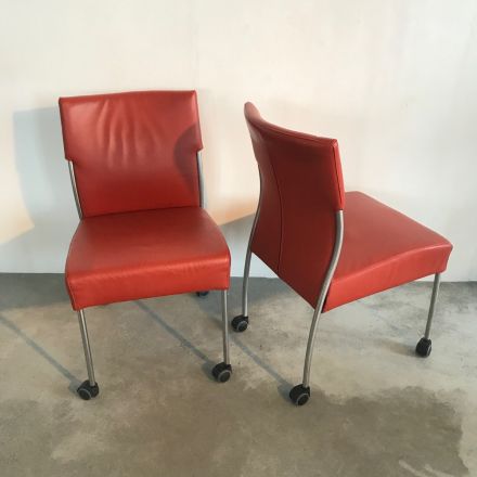 Rode lederen stoelen 2 stuks met verchroomde poten en wielen