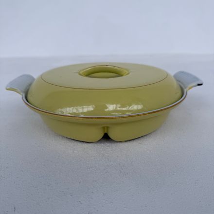 Dru geëmailleerde gietijzeren ovale 3-vaks schaal in de kleur geel. 