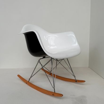 Schommelstoel Charles en Ray Eames Italiaanse versie