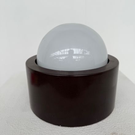 Glazen bol plafond/wandlamp, houder rond van bruin bakeliet