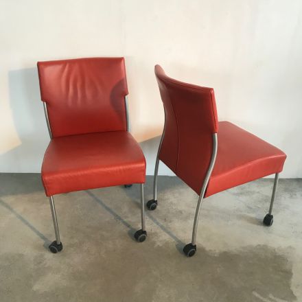 Rode lederen stoelen 2 stuks met verchroomde poten en wielen