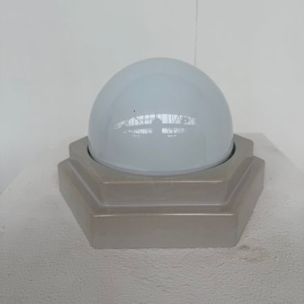 Plafond/wandlamp lichtgrijs trapvorm jaren 60/70
