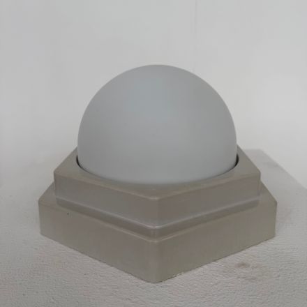 Plafond/wandlamp lichtgrijs trapvorm jaren 60/70