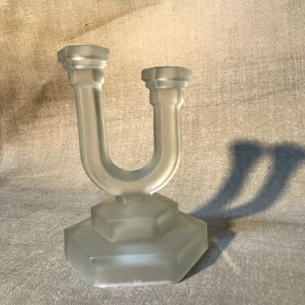 Twee-armige kandelaar gesatineerd glas
