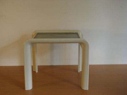 tafel ±1970 wit kunststof met rookglas