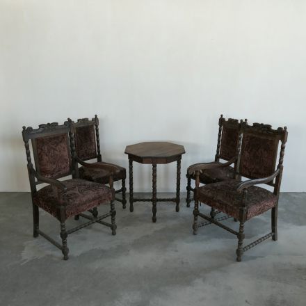 Antieke eiken stoelen en tafel