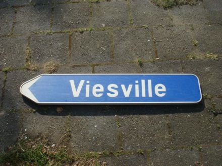 Wegwijsbord met Viesville