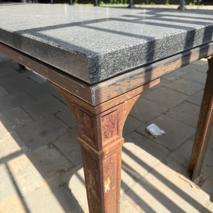 Unieke in/outdoor tafel
