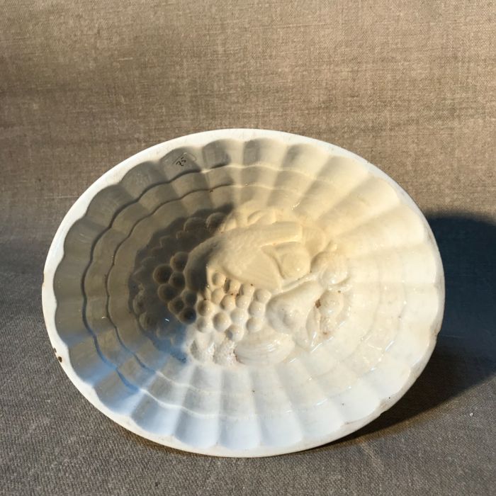 puddingvorm op schotel geel – IN REVERSE: Antiek, Vintage & Curiosa puddingvorm op schotel geel – IN REVERSE: Antiek, Vintage & Curiosa