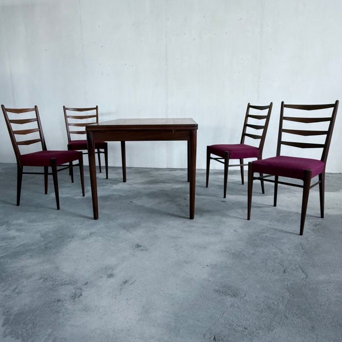 Set uitschuif tafel en 4 stoelen Pastoe