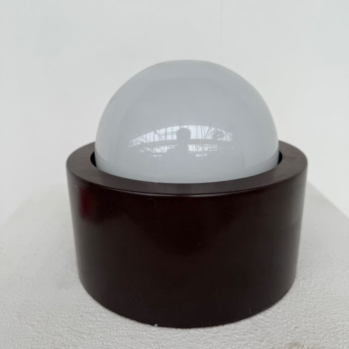 Glazen bol plafond/wandlamp, houder rond van bruin bakeliet